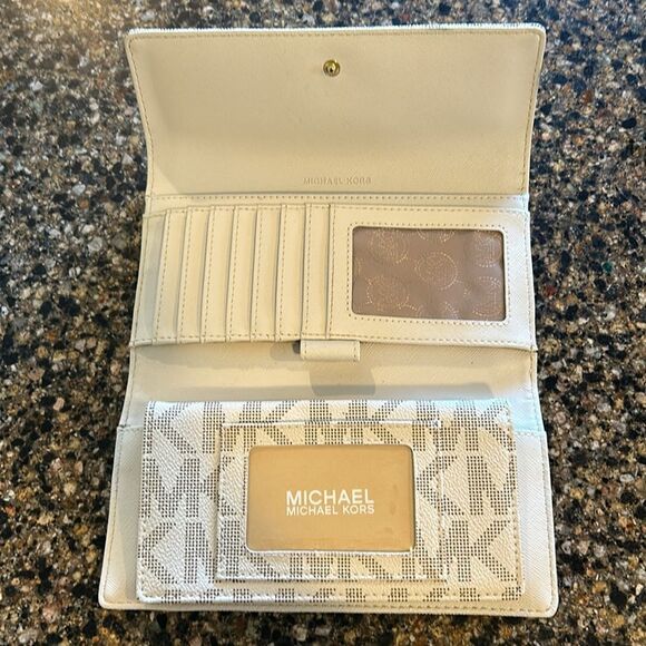 NEW Michael Kors Wallet - Picture 4 of 7